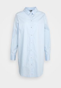 Ljusblå långärmad skjortklänning med krage och knappstängning framtill, med en enkel, lös passform och manschetterade ärmar.