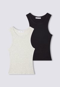 Dwa prążkowane topy na ramiączkach: jeden w jasnoszarym, a drugi w czarnym kolorze. Oba mają okrągły dekolt i są wykonane z miękkiego, elastycznego materiału.