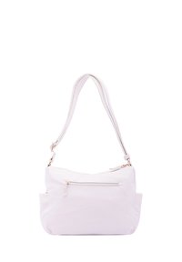 Borsa a tracolla in similpelle bianca con una sola tracolla, tasca frontale con zip e texture liscia. Presenta cuciture sottili e hardware in tono oro.