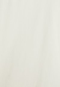 Tela de algodón en un suave color blanco roto con una textura sutil y un acabado liso; sin patrones visibles ni elementos metálicos.