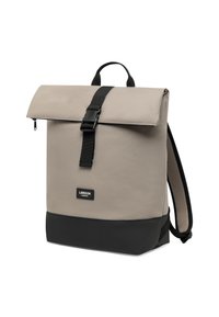 Beige ryggsäck med rulltoppen och svart botten, justerbara remmar och en framknäppning. Tillverkad av hållbart tyg och har en logopatch.