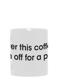 Taza de café de cerámica blanca con un audaz texto negro que dice "Recuerda este café, me voy por un tiempo." Textura suave, forma cilíndrica.