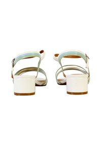 Sandali bianchi con tacco a blocco, caratterizzati da fascette multicolori in blu e verde. La vista dal retro mostra un design aperto e un dettaglio con fibbia.
