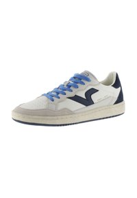 Sneaker in pelle bianca e blu navy con lacci blu, punta in suede grigia e suola in gomma testurizzata. Presenta un evidente dettaglio del logo laterale.