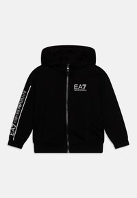 Svart zip-up huvtröja, mjukt tyg, framfickor och dragsko på huvan. Har vita logotyp- och textaccenter på bröstet och ärmen.