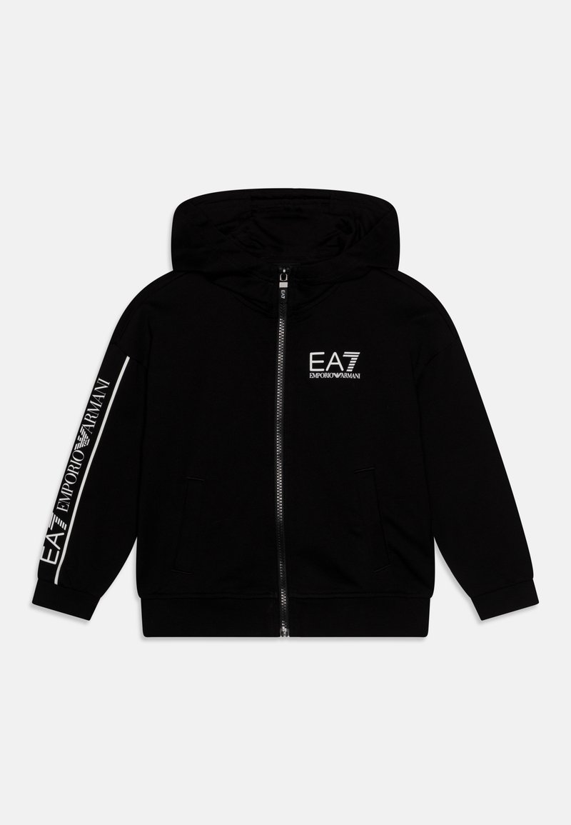 Svart zip-up huvtröja, mjukt tyg, framfickor och dragsko på huvan. Har vita logotyp- och textaccenter på bröstet och ärmen.