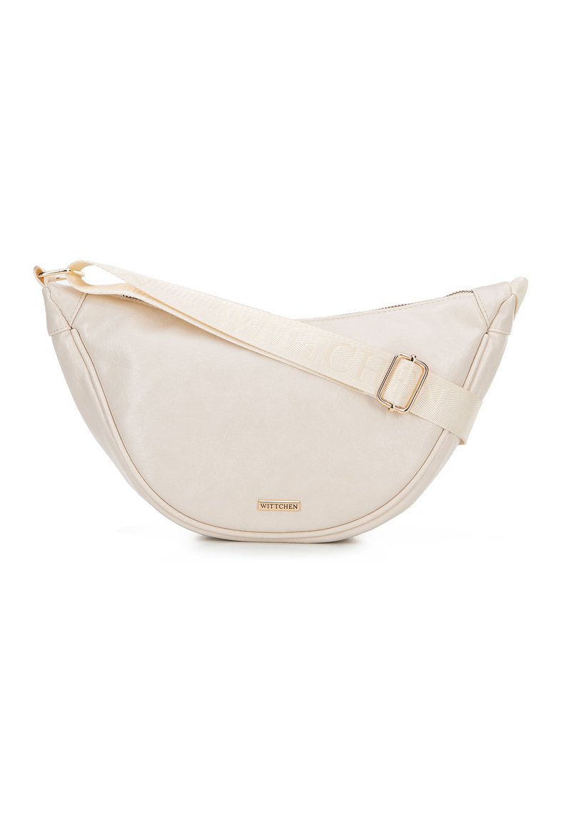 Borsa a spalla in pelle color crema con design curvo, tracolla regolabile e hardware dorato, con logo del marchio sul davanti.