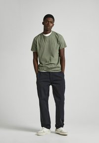 Pepe Jeans CONNOR - Navadna majica - umber green