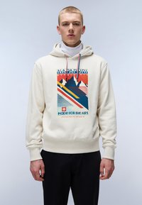 Kremowa bluza z kapturem z graficznym wzorem przedstawiającym góry i kolorowe paski. Ściągacze przy mankietach i u dołu, z kapturem regulowanym sznurkiem.