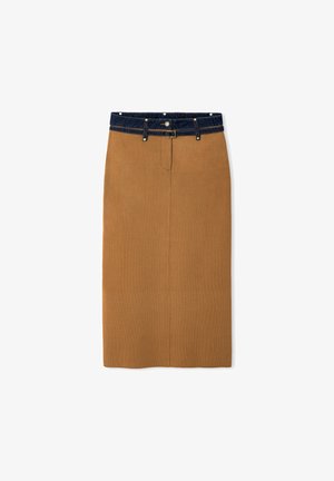 Camelbruine rok tot op de knie met een donkerblauwe denim tailleband, riemlussen, knoopsluiting aan de voorkant en ritssluiting.