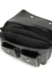 Sac en cuir noir avec une finition brillante. Comprend deux poches extérieures ornées de clous en argent et une fermeture à pression magnétique.