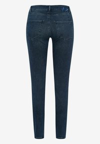 Jean bleu foncé à coupe slim, avec des poches arrière et une taille texturée avec des rayures diagonales.