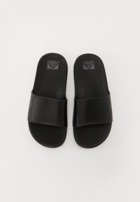 Infradito neri con una soletta testurizzata, fascia larga e dettagli perforati. Realizzati in materiale flessibile, con logo del marchio sulla fascia.