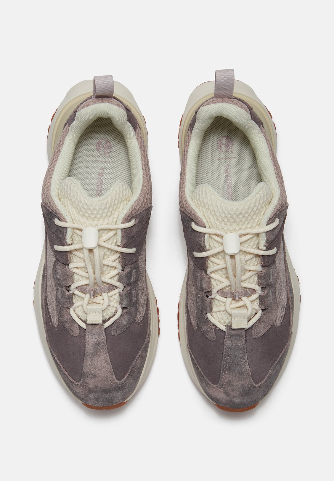 LOW LACE-UP WATERPROOF SNEAKER.