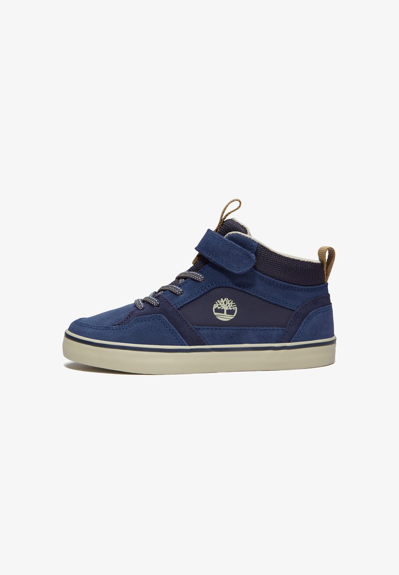 Marineblaue High-Top-Schuhe mit einem Obermaterial aus Wildleder und Mesh, Schnürung und Klettverschluss, hellfarbiger Sohle und Logoschriftzug an der Seite.