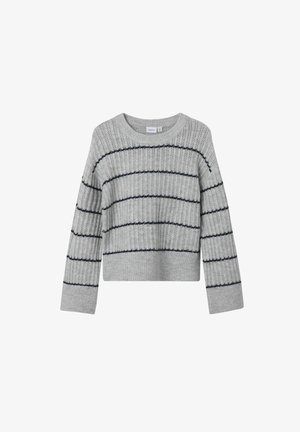 Szary sweter z dzianiny w poziome granatowe paski, z okrągłym dekoltem i długimi rękawami, o teksturowanej tkaninie i krótkim kroju.