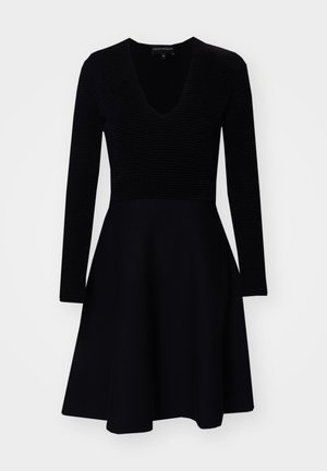 Abito nero con corpetto a maniche lunghe a coste, scollatura a V profonda e gonna svasata. Realizzato in tessuto liscio e morbido. Design semplice.