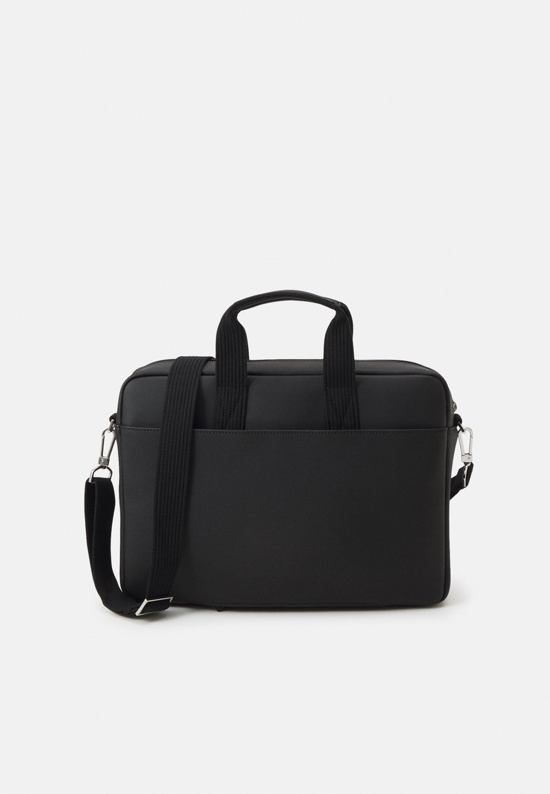 Schwarze Laptoptasche aus strapazierfähigem Stoff, mit zwei oberen Griffen, einem verstellbaren Schultergurt und einem Reißverschluss. Einfaches rechteckiges Design.