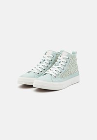 Höga sneakers i ljusblått tyg med vita snören, prydda med en strukturerad snördesign på sidorna och en vit gummisula.