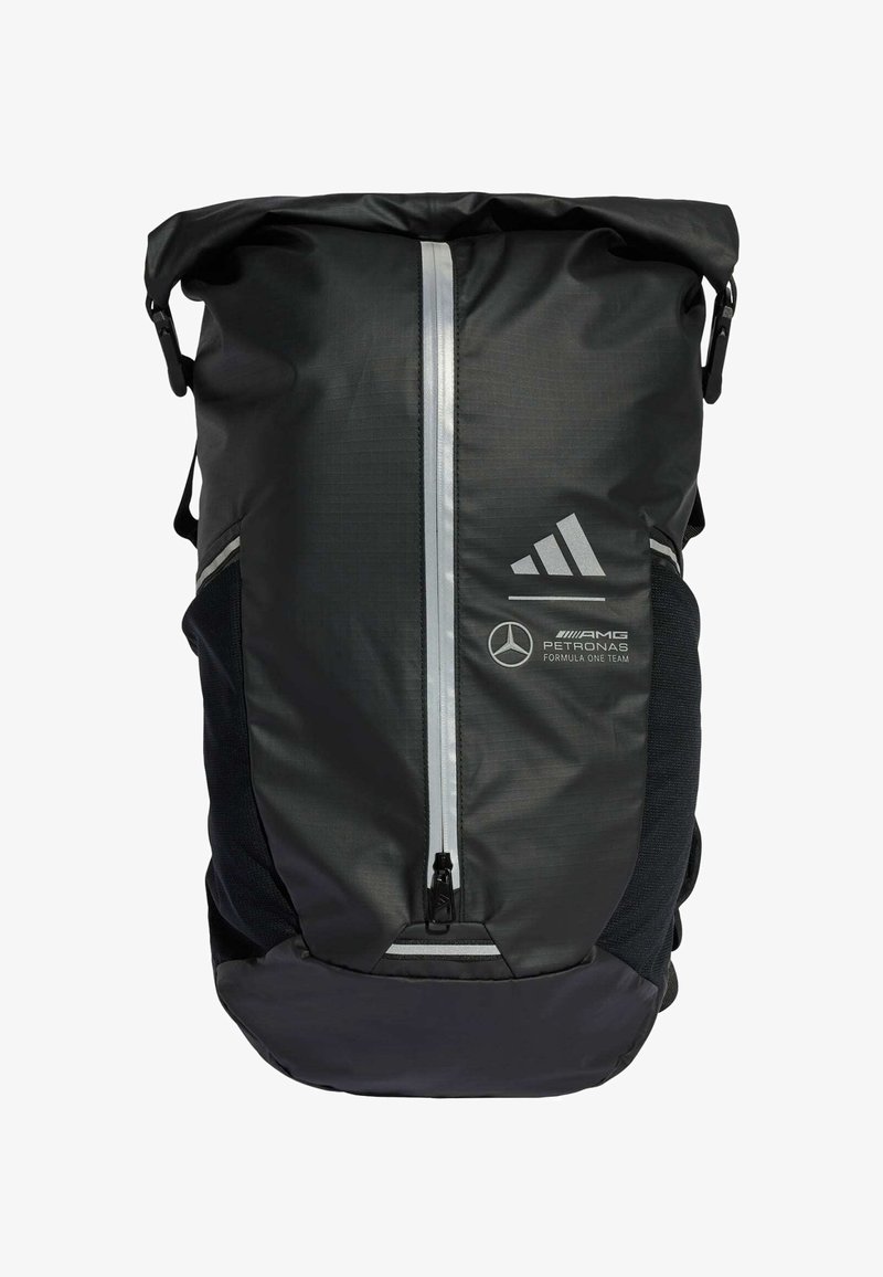 Svart rullstoppsryggsäck med grå detaljer, vertikal dragkedja, Adidas-logotyp och Mercedes-märke. Tillverkad av vattentåligt material med strukturerad yta.