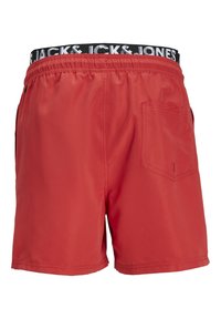 Rode zwemshorts met een elastische zwarte tailleband met witte opdruk, een achterzak en een gladde, lichte stof.