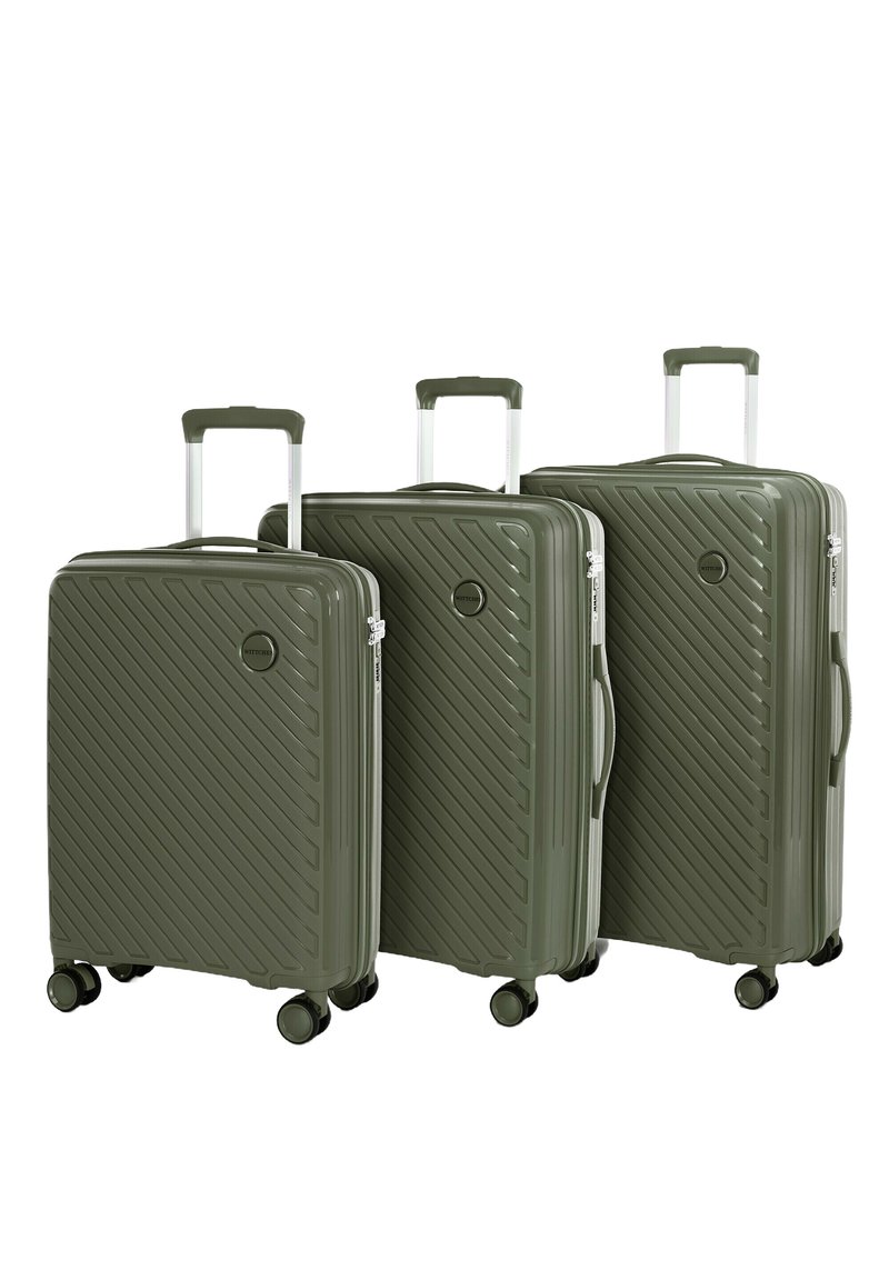 Tre valigie di colore verde oliva con motivi zigzagati testurizzati, in materiale rigido, dotate di manici telescopici e quattro ruote per la mobilità.
