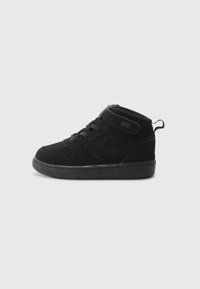 Svart Nike mid-top sneaker laget av teksturert stoff med en glatt såle. Har snøring foran, borrelås og logo-detalj.