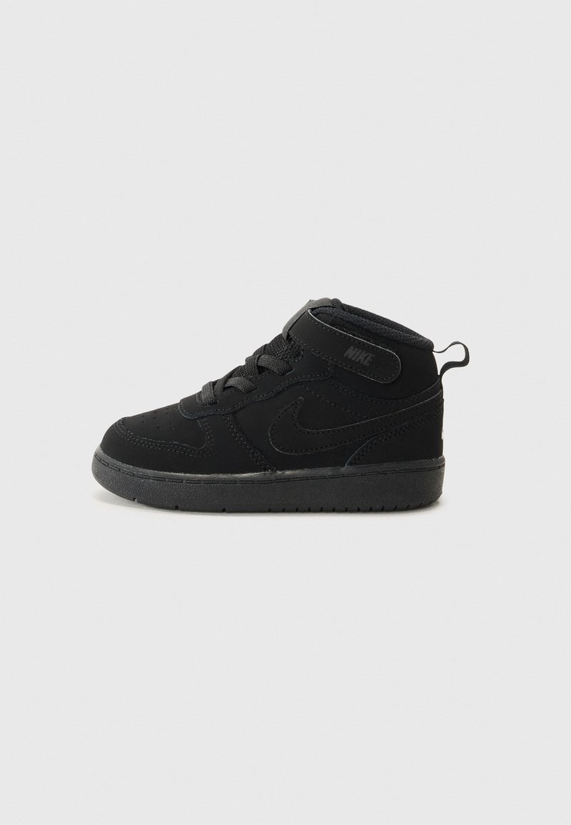 Svart Nike mid-top sneaker laget av teksturert stoff med en glatt såle. Har snøring foran, borrelås og logo-detalj.