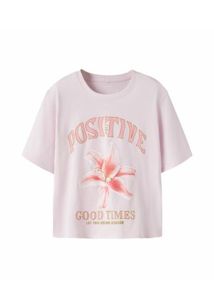 Ανοιχτό ροζ κοντομάνικο μπλουζάκι με μεγάλο ροζ λουλούδι και χρυσή επιγραφή "POSITIVE GOOD TIMES LET YOUR DREAMS BLOSSOM" μπροστά.