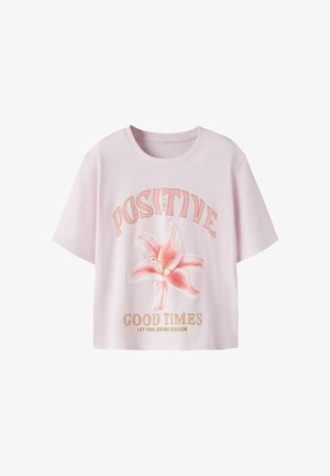 Ανοιχτό ροζ κοντομάνικο μπλουζάκι με μεγάλο ροζ λουλούδι και χρυσή επιγραφή "POSITIVE GOOD TIMES LET YOUR DREAMS BLOSSOM" μπροστά.