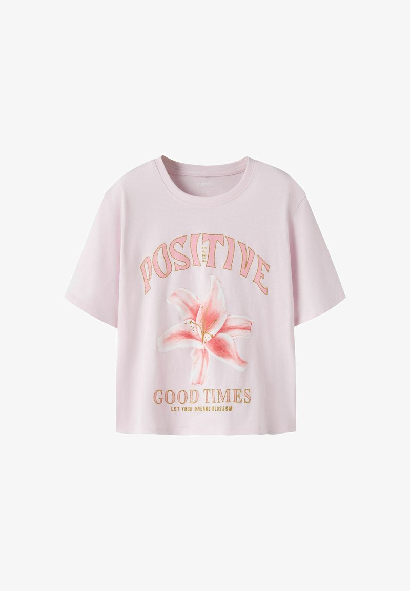 Ανοιχτό ροζ κοντομάνικο μπλουζάκι με μεγάλο ροζ λουλούδι και χρυσή επιγραφή "POSITIVE GOOD TIMES LET YOUR DREAMS BLOSSOM" μπροστά.