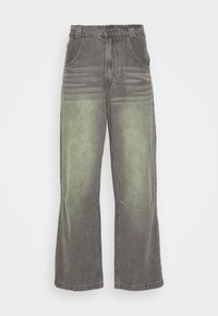 Jeans de mezclilla anchos en gris con un degradado verde desgastado, bolsillos laterales y un dobladillo recto con un sutil detalle de costura horizontal.