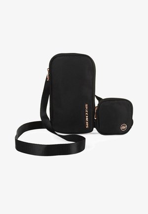 Bolso cruzado de nylon negro con correa ajustable, compartimento principal con cremallera y un pouch pequeño desmontable con un logo en oro rosa.