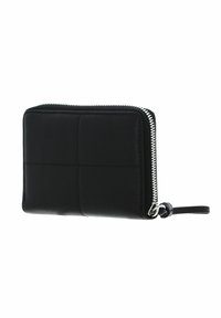 Portefeuille en cuir noir avec fermeture éclair, présentant une texture lisse et un design matelassé divisé en quatre sections. Détails en métal argenté.