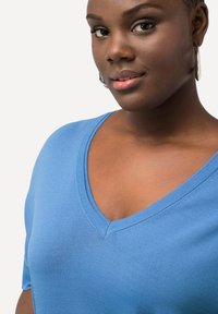Ulla Popken SHORT SLEEVE - Jednoduché tričko - alpine blue