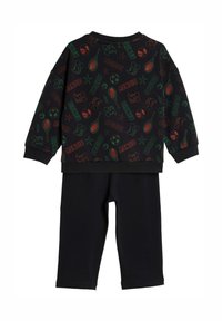 Čierny dvojdielny outfit s potlačenou mikinou, ktorá obsahuje farebné grafiky, a zodpovedajúcimi čiernymi legínami. Mäkká tkanina a voľný dizajn.