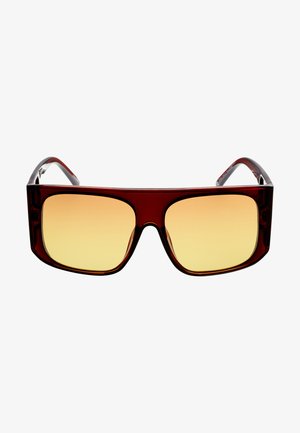 Punaiset suorakulmioiset aurinkolasit, joissa on liukuväriset keltaiset linssit, paksut kiiltävät kehykset ja tyylikkäät hopeiset yksityiskohdat temppeleissä.