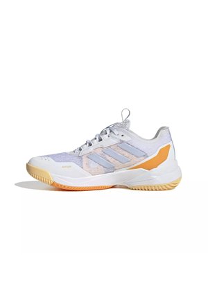 Chaussure de sport blanche et gris clair avec des accents orange, semelle en caoutchouc et design à lacets, vue de profil sur fond blanc.