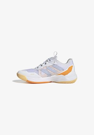 Chaussure de sport blanche et gris clair avec des accents orange, semelle en caoutchouc et design à lacets, vue de profil sur fond blanc.