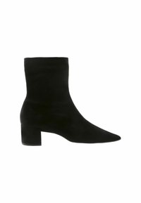 Stivaletti in suede neri fino alla caviglia con punta affusolata, tacco a blocco di altezza media e design elegante e minimalista. Texture liscia senza decorazioni visibili.