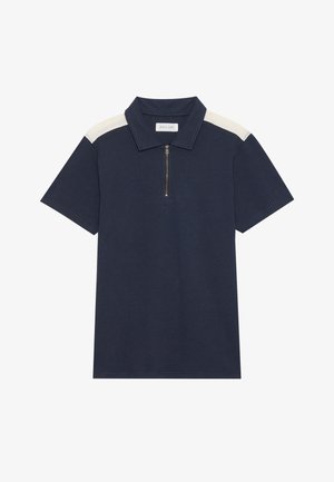 Polo cu mânecă scurtă de culoare albastru marin, cu panouri albe pe umeri și închidere cu fermoar pe un material texturat.