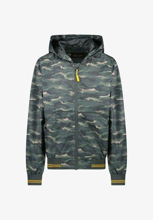 Groene en grijze camoprint hooded jas met ritssluiting aan de voorkant, gele ritstrekker, twee voorzakken en geribbelde boorden en zoom met gele strepen.