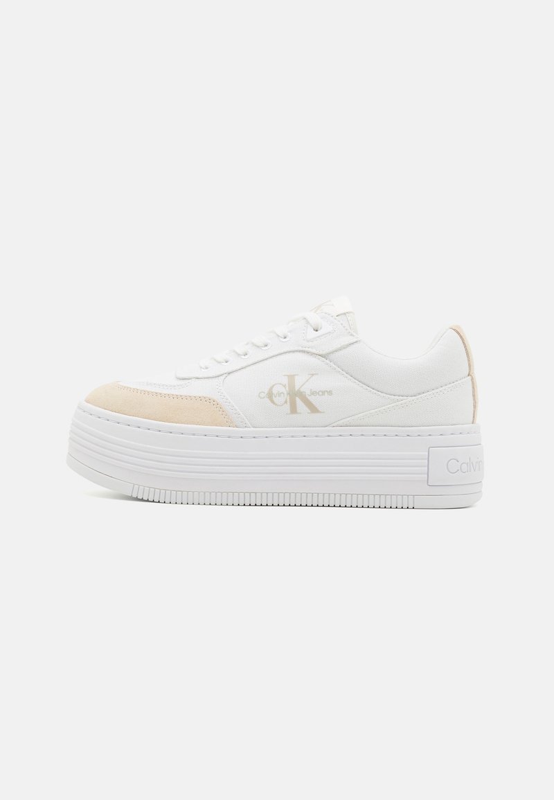 Baskets plates-formes blanches avec bout en daim beige, logo Calvin Klein beige sur le côté et semelle épaisse à nervures.
