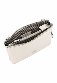 Witte leren tas met een textuurafwerking, met een gestreepte stofvoering, dubbele ritsen en een klein logo dat aan de voorkant is geperst.