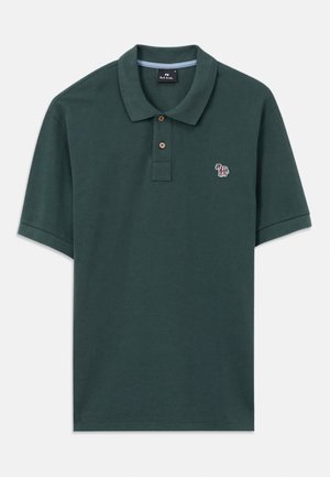 Polo de manga corta en verde oscuro con dos botones marrones y un pequeño logo de cebra a rayas multicolores en el lado izquierdo del pecho.