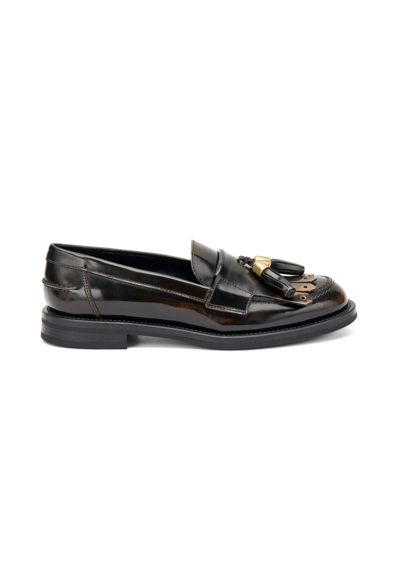 Mocassino in pelle nera con nappe decorative e dettagli metallici, tacco basso e cuciture decorative, mostrato di lato su sfondo bianco.