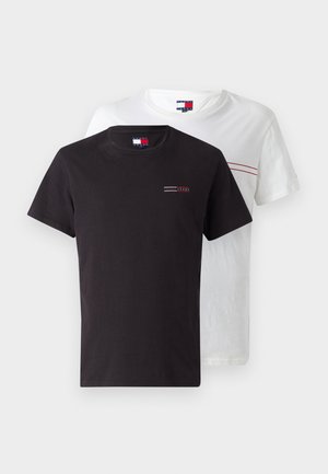 Tricouri din bumbac alb și negru. Tricoul negru are un logo mic, iar tricoul alb are o dungă subțire roșie orizontală aproape de umăr.