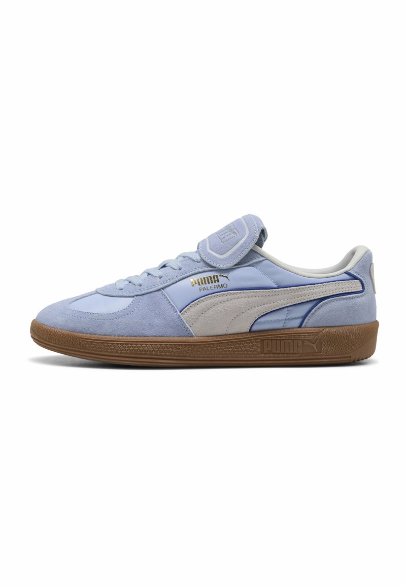 Svijetloplave suede tenisice s bež detaljima, gumeni đon, sustav vezanja i čičak trak; sadrži Puma oznaku sa strane.