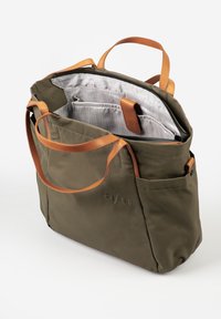 Olivgrüne Tragetasche mit braunen Ledergriffen, Seitentasche und Innenfächern, ausgekleidet mit grau kariertem Stoff und Lederriemenverschluss.