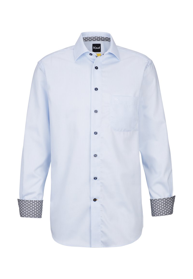 Camicia azzurro chiaro a maniche lunghe con una piccola tasca, dettagli scuri dei bottoni e polsini scuri a fantasia. Realizzata in tessuto morbido con un design colletto.